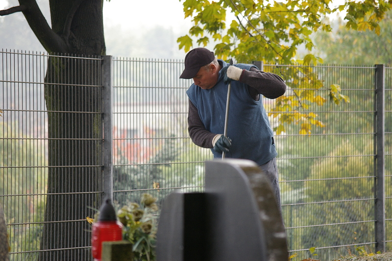 Porządkowanie cmentarza