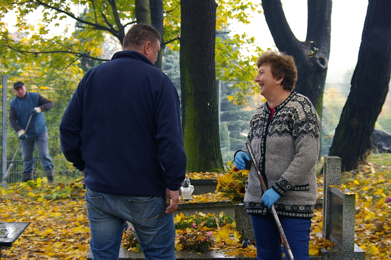 Porządkowanie cmentarza