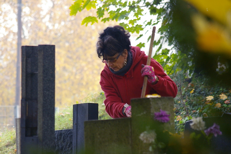 Porządkowanie cmentarza