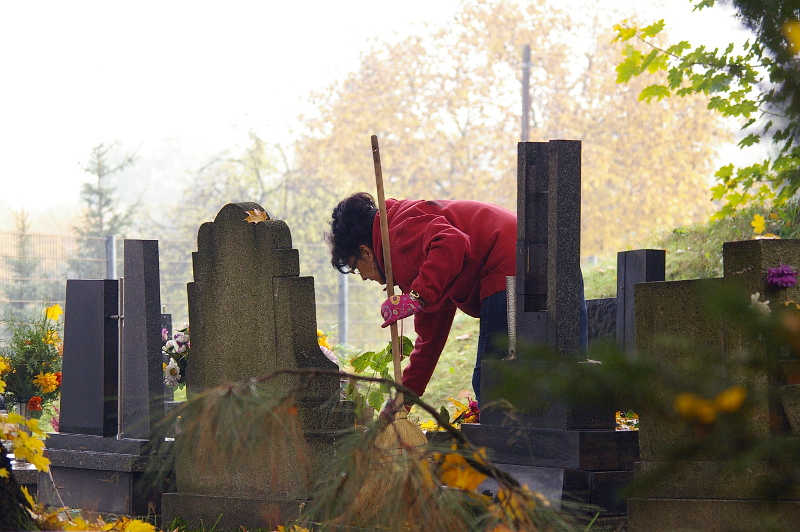 Porządkowanie cmentarza