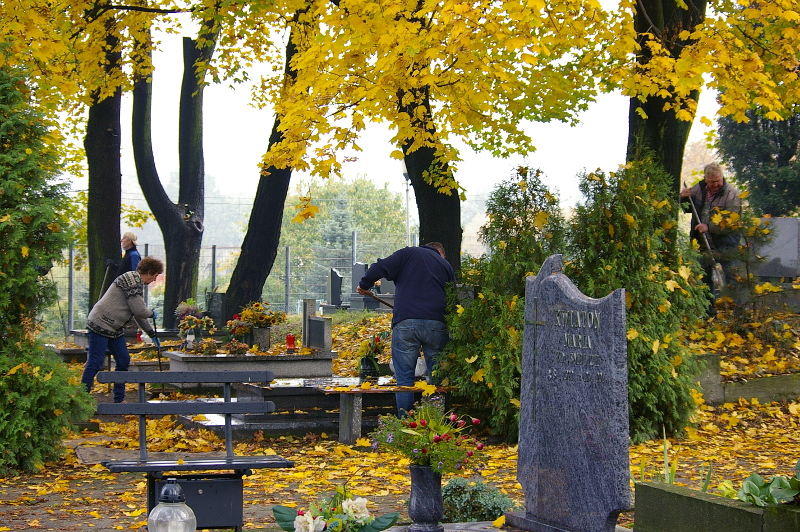 Porządkowanie cmentarza