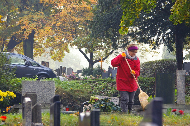 Porządkowanie cmentarza