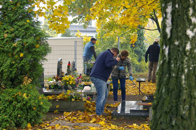 Porządkowanie cmentarza