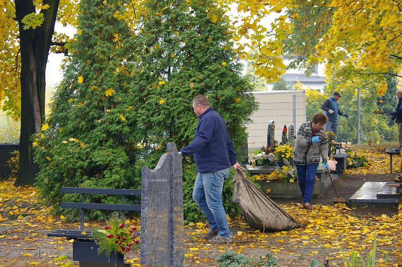 Porządkowanie cmentarza