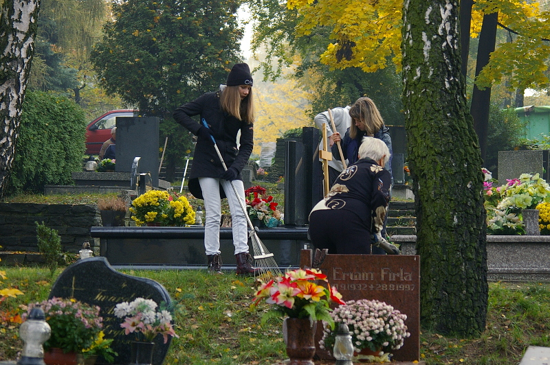 Porządkowanie cmentarza