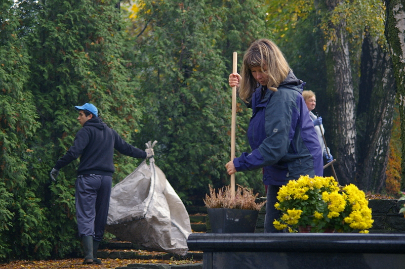 Porządkowanie cmentarza