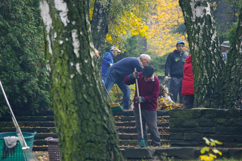 Porządkowanie cmentarza