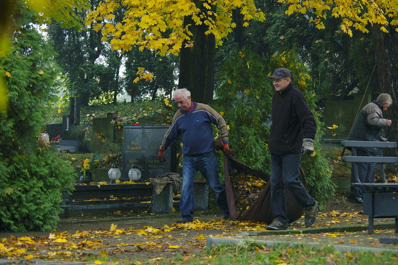 Porządkowanie cmentarza