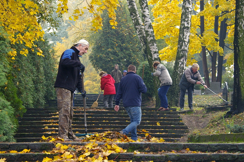 Porządkowanie cmentarza
