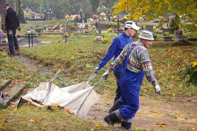 Porządkowanie cmentarza