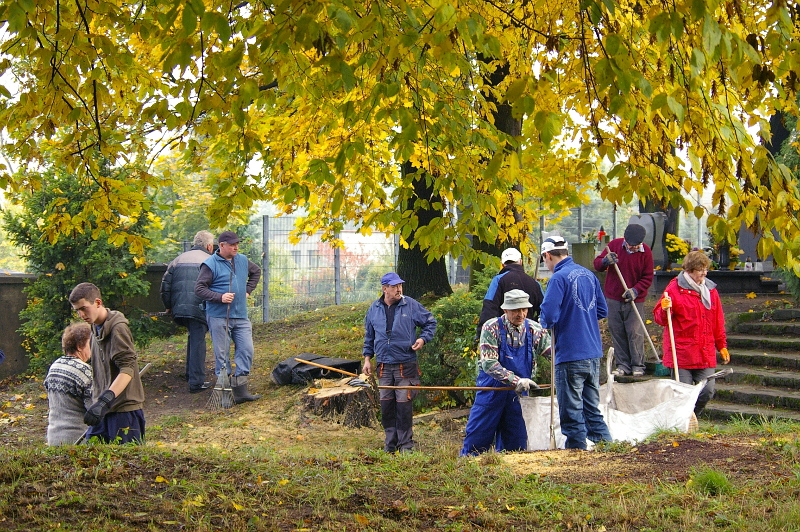 Porządkowanie cmentarza