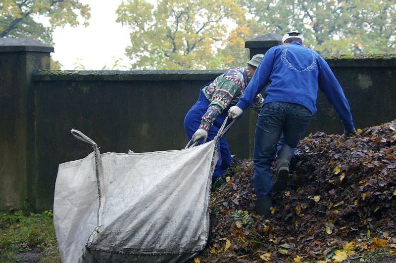 Porządkowanie cmentarza