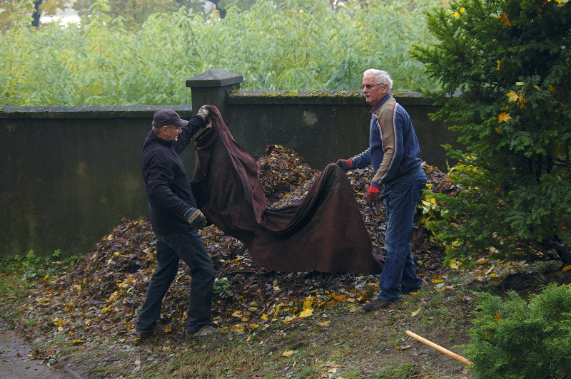 Porządkowanie cmentarza