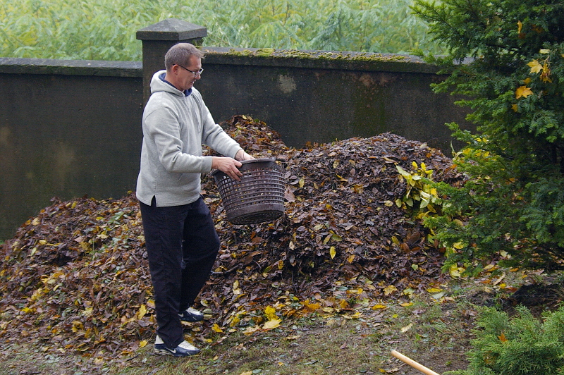 Porządkowanie cmentarza